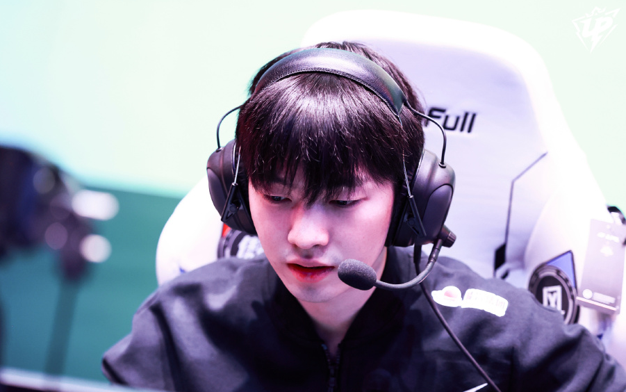 包含Doinb迎来七赛季出色发挥，G2观众热烈欢呼！上演精彩一战的词条